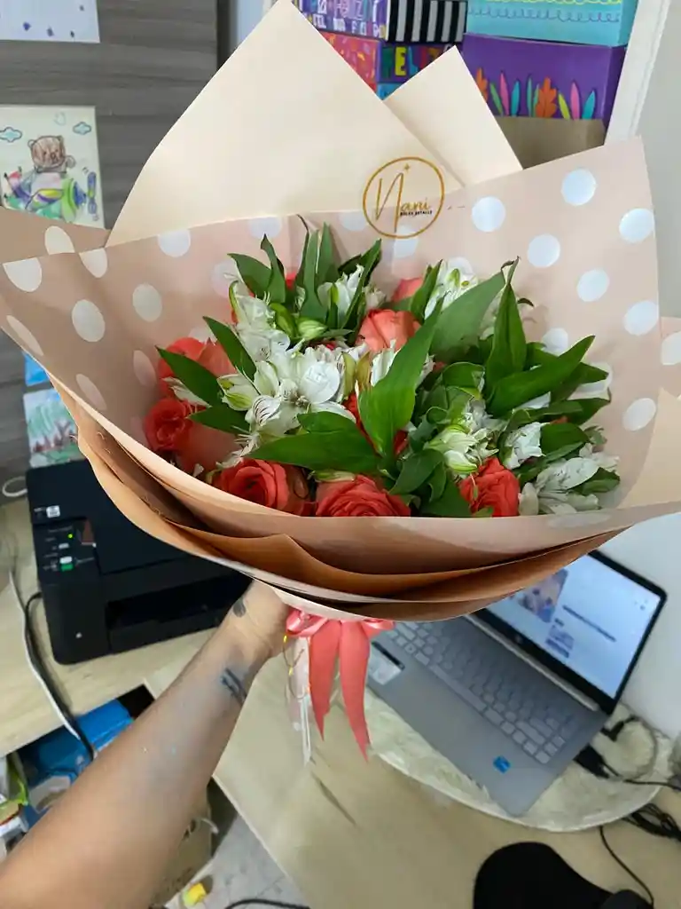 Ramo De Rosas Y Astromelias Surtido