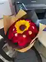 Ramo De 24 Rosas Mas 1 Girasol Con 8 Unds De Chocolates Ferrero Rocher