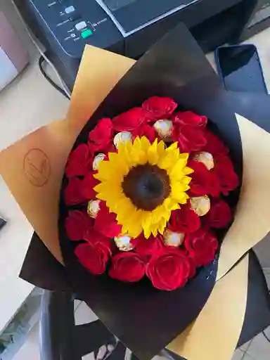 Ramo De 24 Rosas Mas 1 Girasol Con 8 Unds De Chocolates Ferrero Rocher
