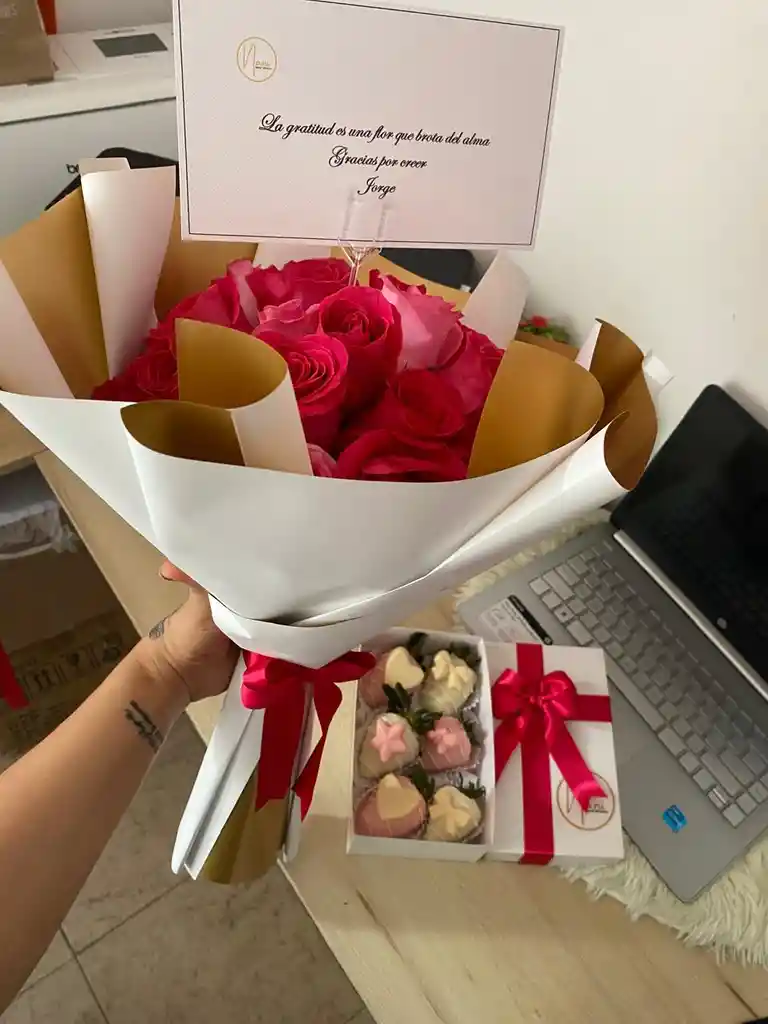 Ramo De 24 Rosas Mas Caja De Fresac X5 Uds