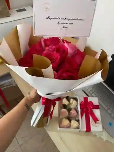 Ramo De 24 Rosas Mas Caja De Fresac X5 Uds