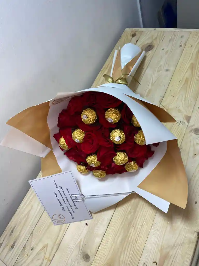 Ramo De 40 Rosas Con 12 Unds De Chocolate Ferrero Rocher