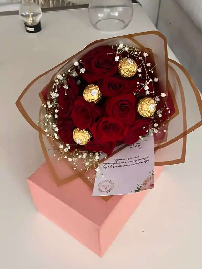 Bouquet De Rosas Y Chocolates