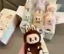 Juguete Inspirado Tipo Labubu Sorpresa Have A Seat Llavero Peluche Coleccionable