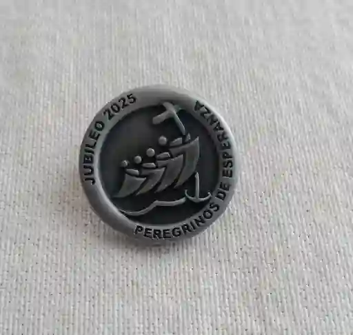Pin Oficial Jubileo 2025 - Plata Antigua