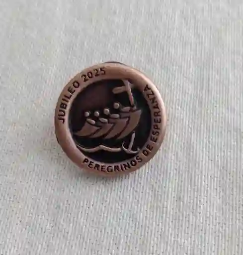 Pin Oficial Jubileo 2025 - Cobre Antiguo