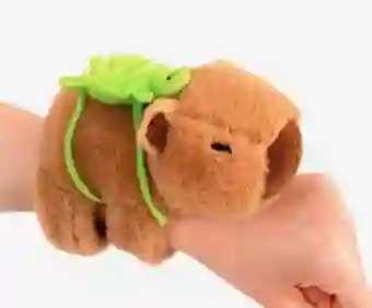 Manilla Peluche Capibara Chiguiro Con Maleta De Tortuga