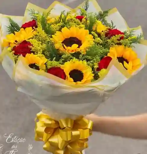Ramo De Flores Girasoles Y Rosas - Arreglo Floral Regalo Para Mujer