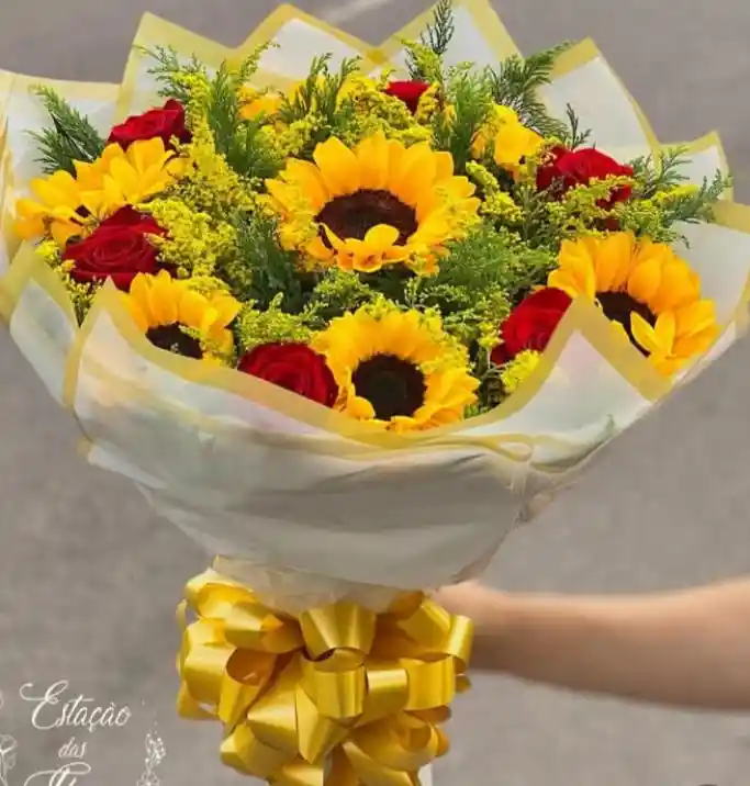 Ramo De Flores Girasoles Y Rosas - Arreglo Floral Regalo Para Mujer