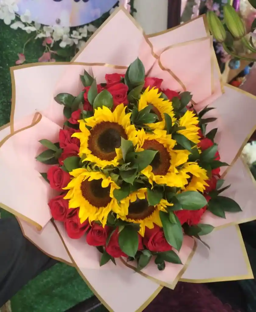 Buchón De Rosas Y Girasoles