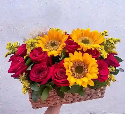 Canasta De Girasoles Y Rosas