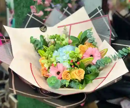 Capuchón Exótico Y Lirios