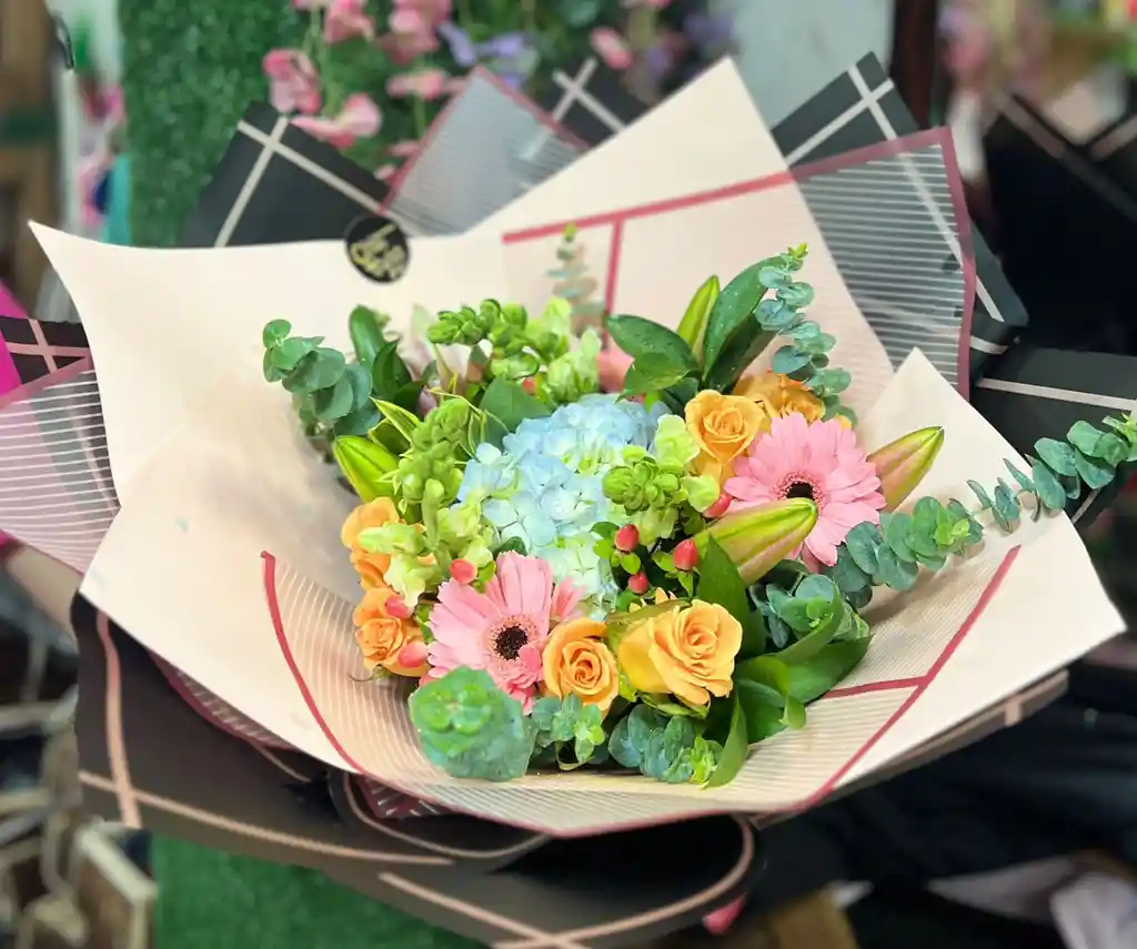 Capuchón Exótico Y Lirios