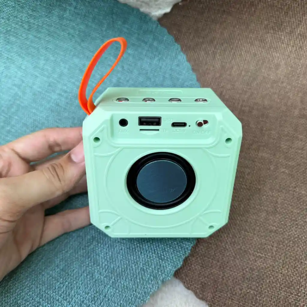 Parlante De Mano Con Luces Music X-19 Verde Menta / Bluetooth - Micro Sd - Usb - Auxiliar