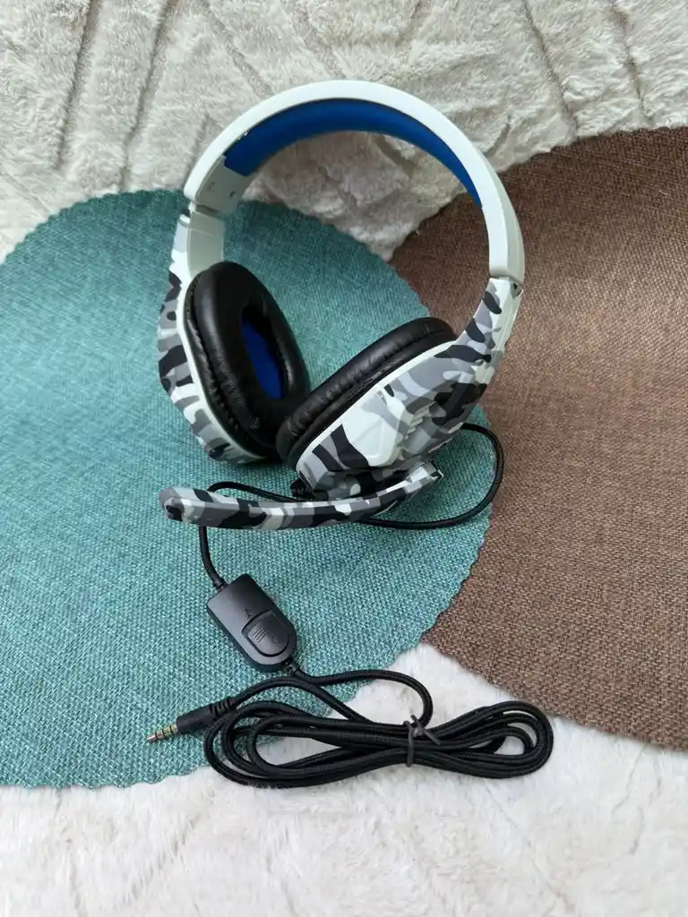 Diadema Gamer Gris Con Negro Camuflado Entrada Auxiliar 3.5mm Con Microfono / Xbox / Play / Computador /