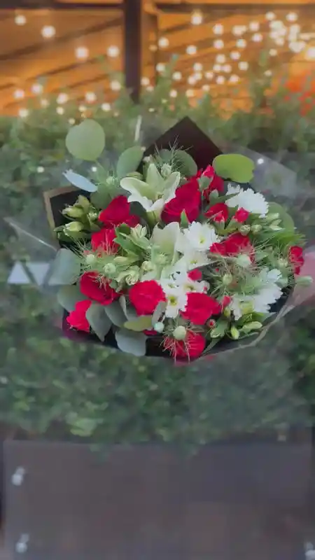Pasión Eterna Arreglo Floral Sorpresa