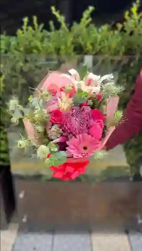 Susurro Rosado Arreglo Floral Sorpresa