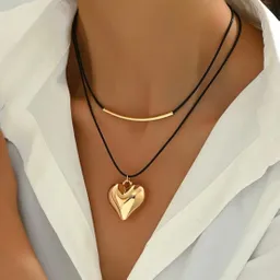 Collar Negro Corazon Dorado