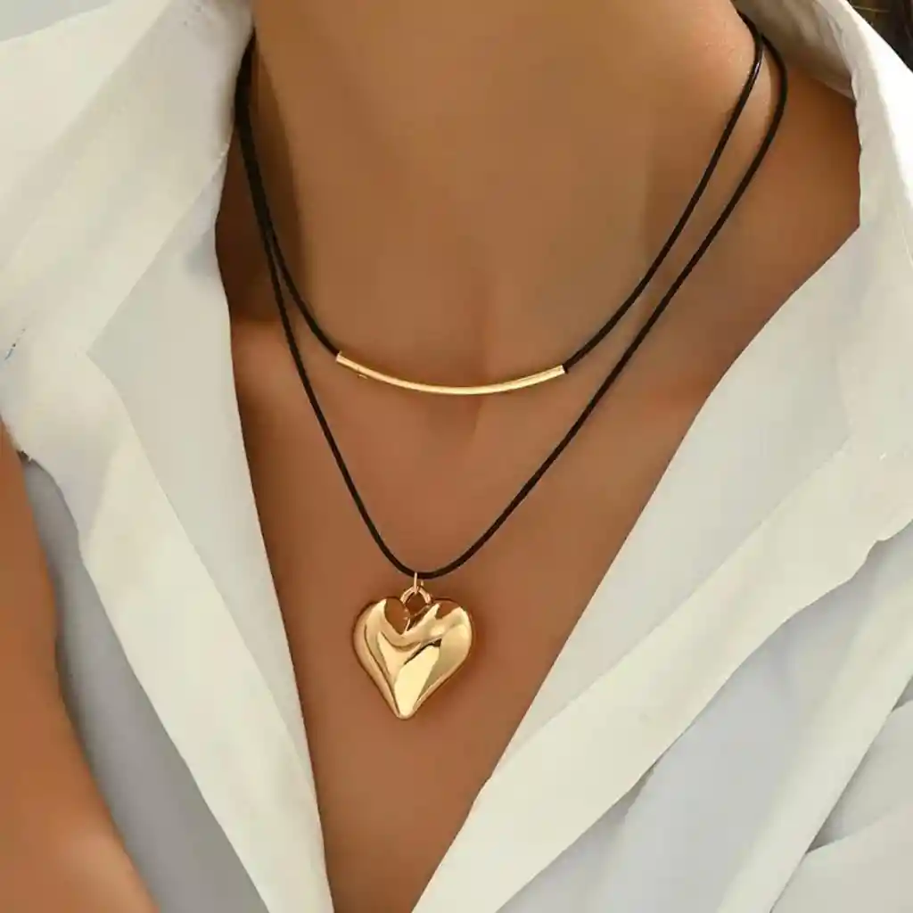 Collar Negro Corazon Dorado