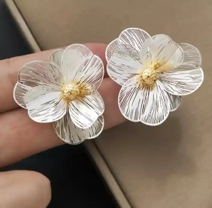 Aretes Flor Punto Dorado