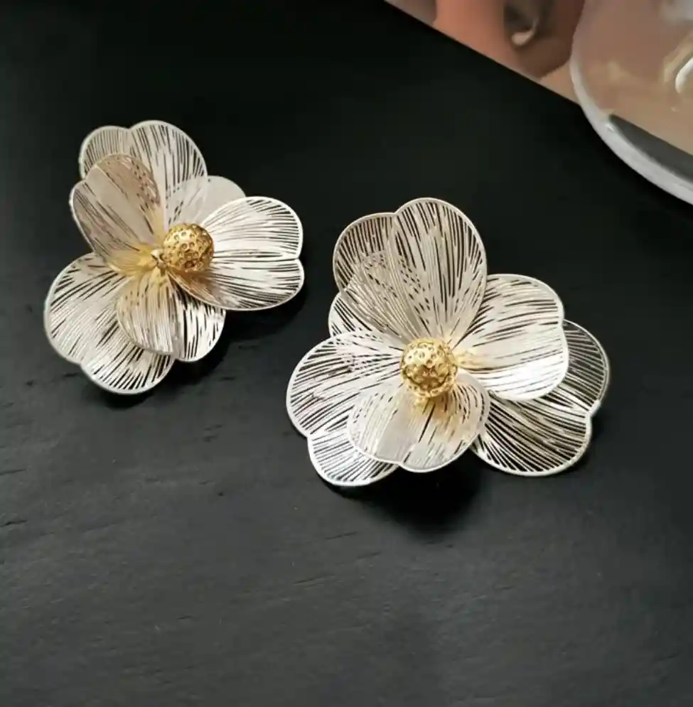 Aretes Flor Punto Dorado