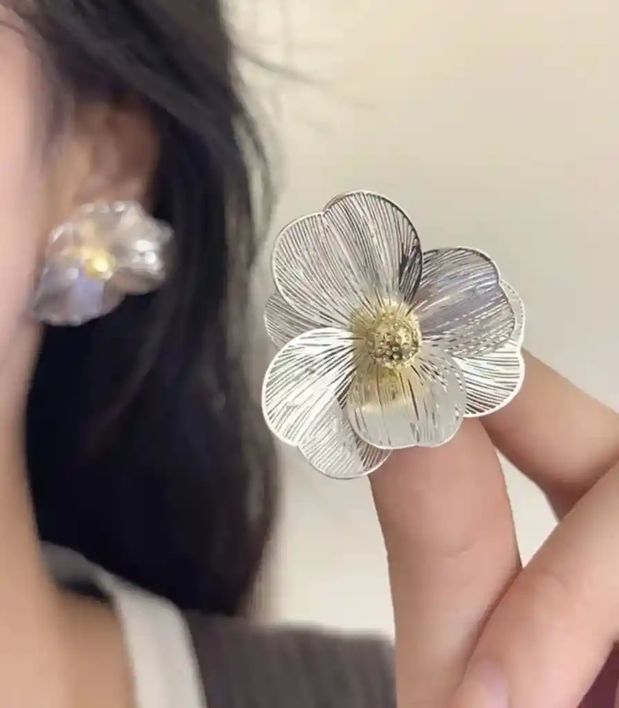 Aretes Flor Punto Dorado