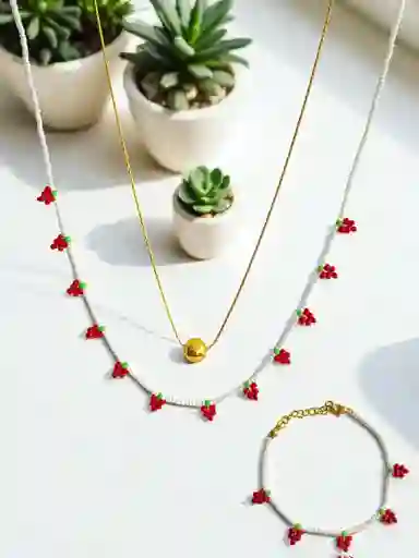 Set De Doble Cadena En Acero Dorado Con Uvas Rojas Y Manilla (3 Piezas) J9