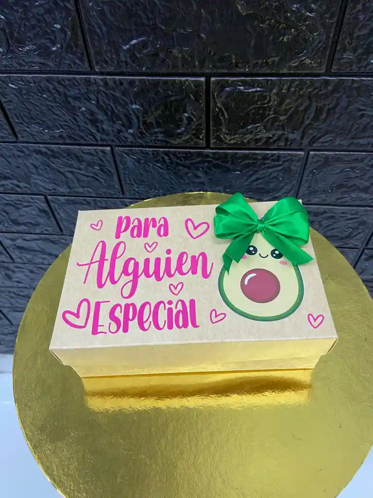 Caja Regalo Dulces Mas Llavero Aguacate