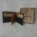 Billetera Hombre Velez Cuero Genuino De Alta Calidad Azul Oscuro Detalles Café - Placa