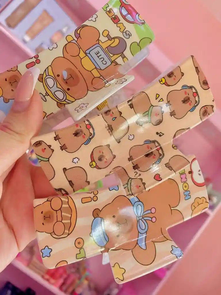 🧸 Pinza De Cabello Mediana – Diseño Capibara Kawaii