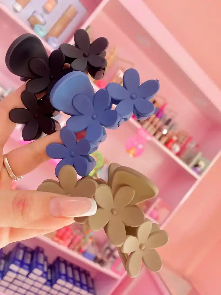 🌸 Pinza De Cabello Con Flores – Acabado Mate (colores Surtidos)