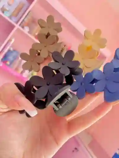 🌸 Pinza De Cabello Con Flores – Acabado Mate (colores Surtidos)
