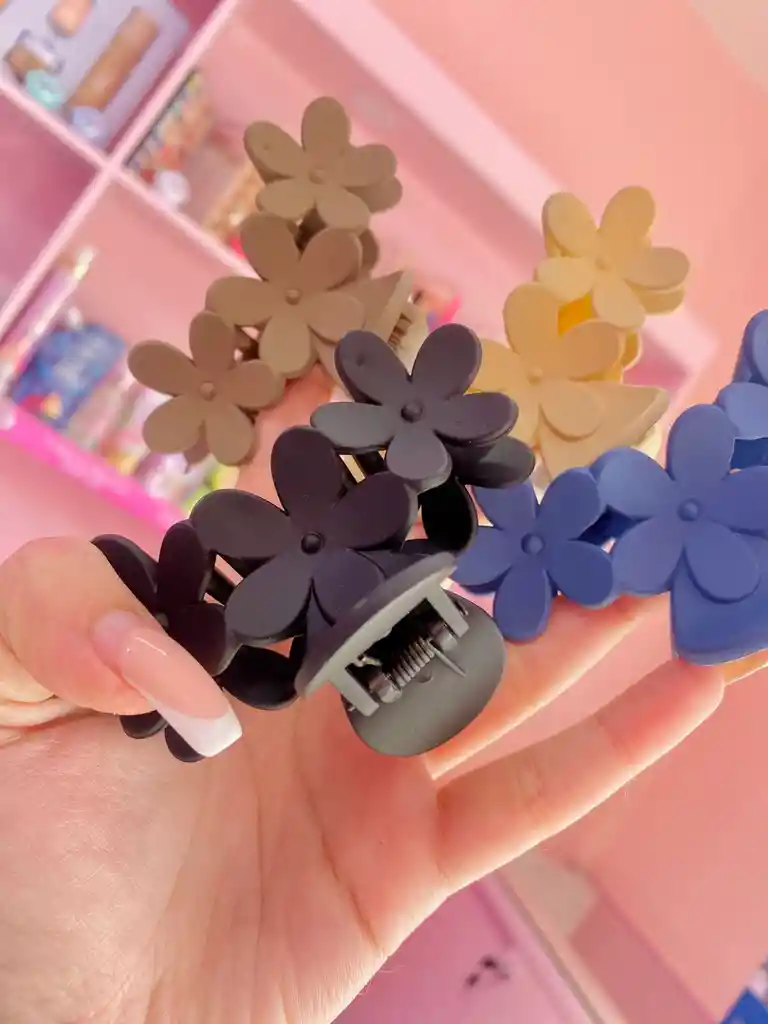 🌸 Pinza De Cabello Con Flores – Acabado Mate (colores Surtidos)