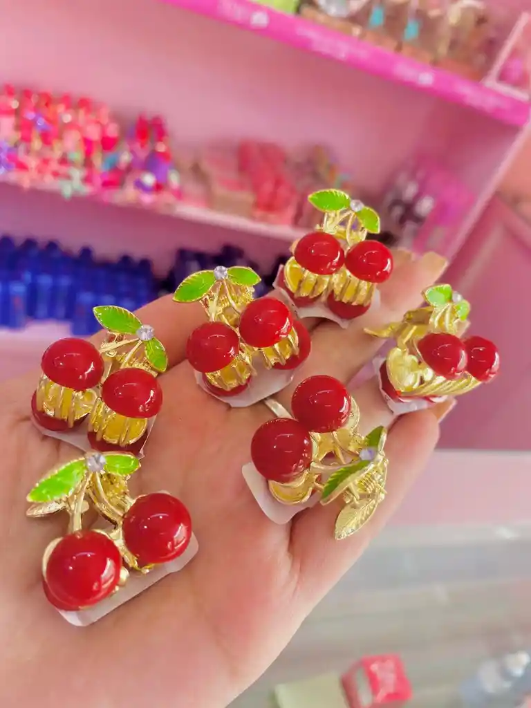 🍒 Mini Pinza De Cabello – Diseño De Cereza Con Detalles Dorados