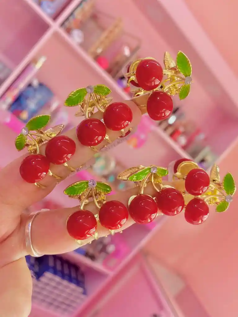 🍒 Mini Pinza De Cabello – Diseño De Cereza Con Detalles Dorados