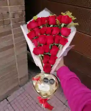 Ramo 24 Rosas En Escala + Chocolates