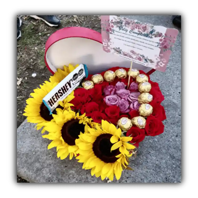 Corazón Grande 25 Rosas + 4 Girasoles + Chocolates