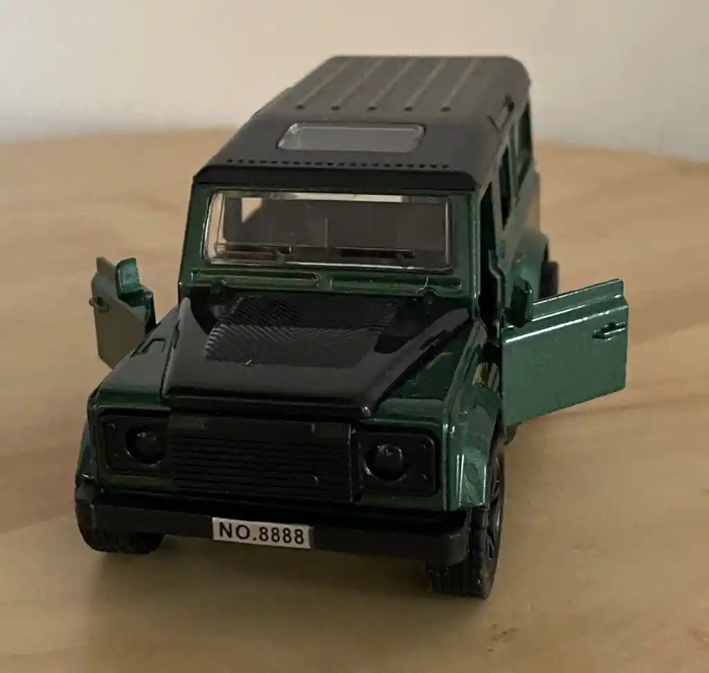 Vehículo Land Rover Defender Escala 1:32 Color Verde Militar