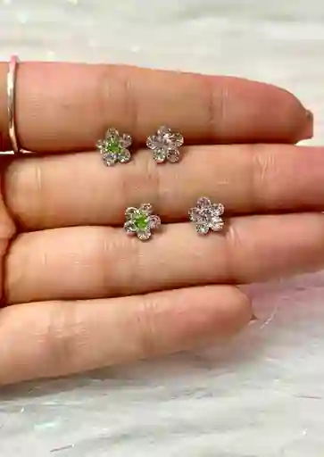 Set De Mini Aretes Con Diseño De Flor Cristalina