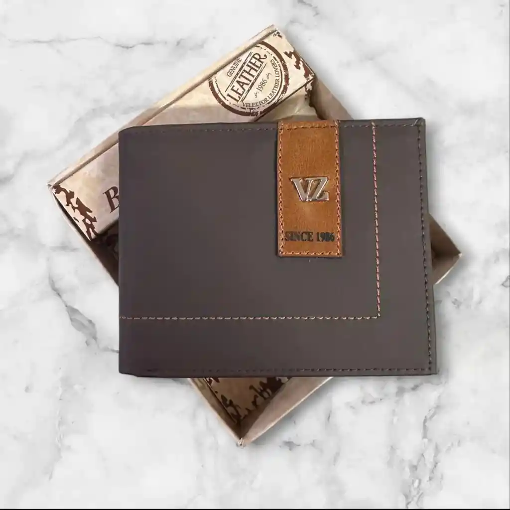 Billetera Hombre Velez Cuero Genuino De Alta Calidad Color Cafe Brown - Grabado