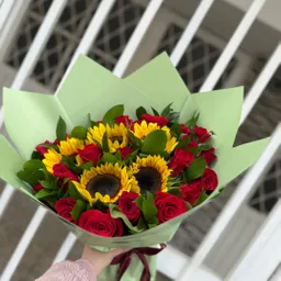 Flores Amarillas De Girasoles Y Rosas Rojas