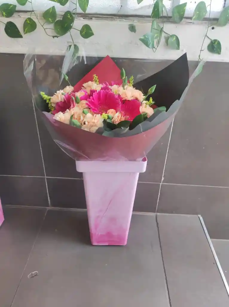 💘 Bouquet Fucsia Y Durazno Con Envoltura Elegante