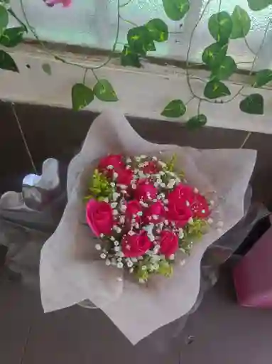 💖 Ramo De Rosas Fucsia Con Gypsophila