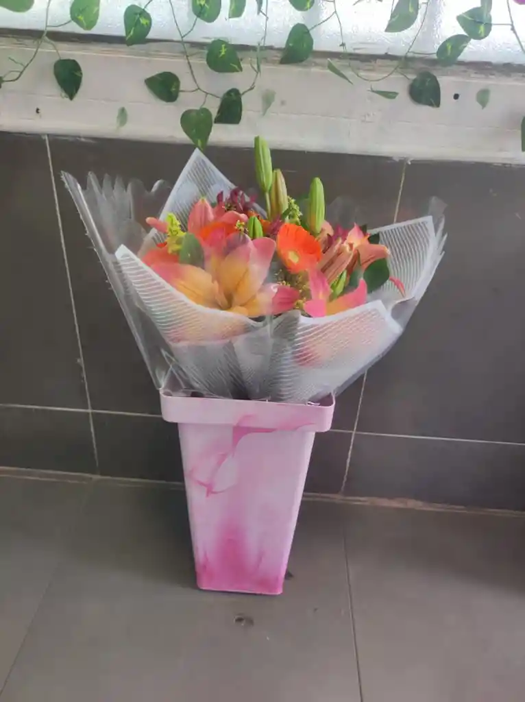 🔶 Bouquet Tropical Con Lirios Y Gerberas Naranja