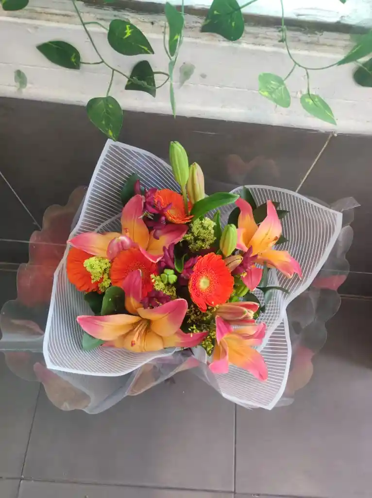 🔶 Bouquet Tropical Con Lirios Y Gerberas Naranja