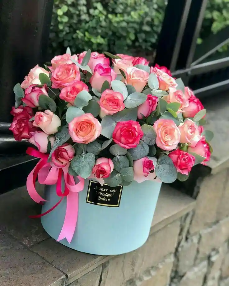🌸 Caja De Lujo Con Rosas Rosadas Y Eucalipto