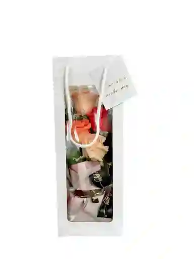 Flores Rosas Y Bolsa De Regalo
