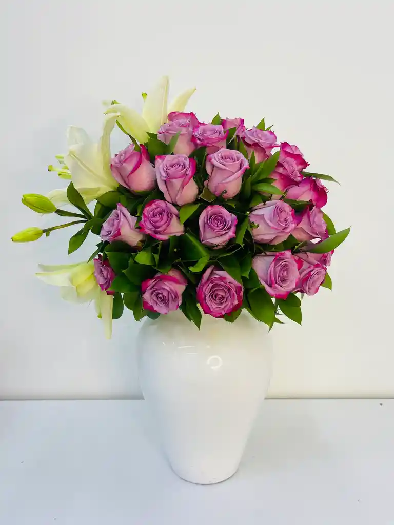 Arreglo Floral En Jarrón Elegante