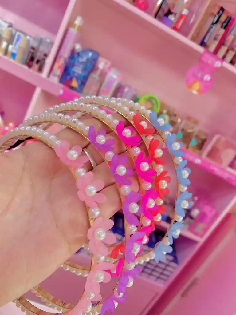🌼 Diadema Floral Con Perlas – Toca De Encanto Para Tu Cabello