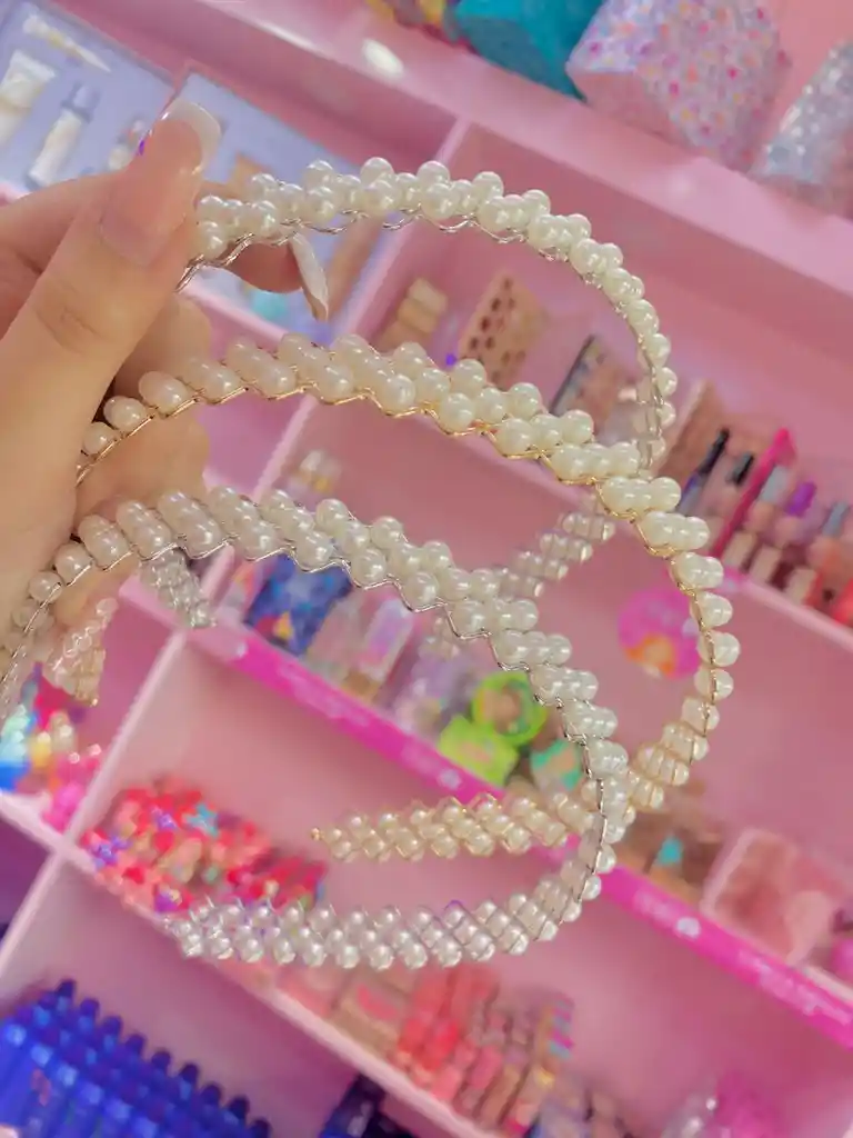 🤍 Diadema De Perlas Estilo Tejido – Sofisticación Para Cualquier Ocasión